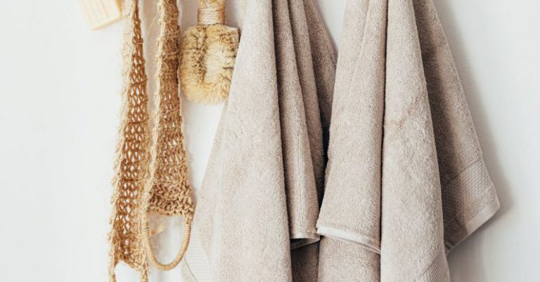 Sustainable DIY - Set of body care tools with towels on hanger